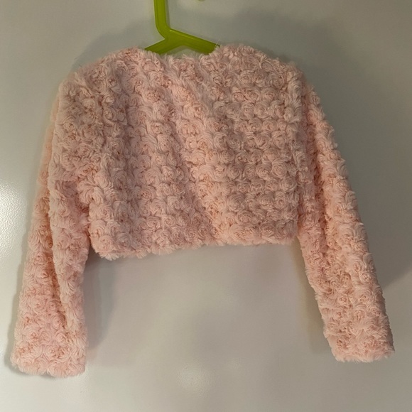 BEAUTIFUL LIGHT PINK, FAUX FUR, SHRIMP G/BOLERO BY IRIS & IVY . - Picture 3 of 5